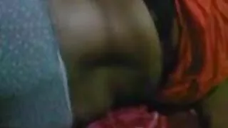 அவர் காலுறைகளில் இரண்டு பையன்களுக்கு முன்னால் தோன்றி ஒரு காட்டு ஃபக் எடுத்தார்