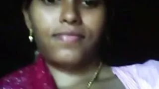 குதிகால் நேர்த்தியான பொன்னிற மெதுவாக தனது புண்டை கையாளும் மற்றும் masturbating