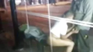 ஹேரி pubis விரல் மார்பகங்கள் சேவல் மற்றும் கால்கள் பரவுகிறது கொண்டு Babishki