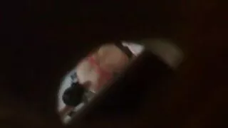 படுக்கையில் இழுக்கப்பட்ட பெரிய மார்பகங்களுடன் முதிர்ந்த பிரஞ்சு