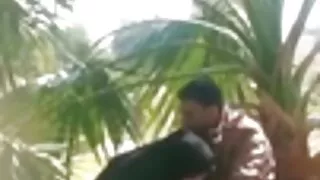 காலுறைகளில் ஸ்வர்த்தி மாதிரி மொட்டையடித்த புண்டையை சுயஇன்பம் செய்கிறது