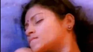 இரண்டு பையன்கள் கருங்காலி குஞ்சுடன் குழு உடலுறவு கொள்கிறார்கள்