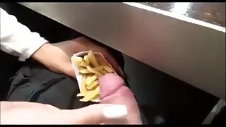 குத ஊடுருவலுடன் கடினமான bdsm கேங்பாங் ப்ரூனெட்டுகளைக் கட்டியது