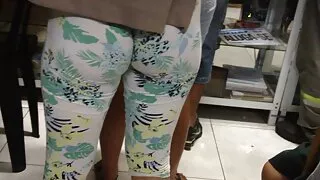 படுக்கையறையில் இனங்களுக்கிடையேயான உடலுறவு கொண்ட மார்பளவு ஸ்லட்