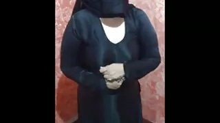 மருத்துவர் ஒரு முதிர்ந்த நோயாளியை மிகவும் ஹேரி குதிரையுடன் பரிசோதிக்கிறார்