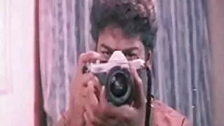கொம்பு இளம் ரெட்ஹெட் பெண் துருவத்தில் ஒரு கவர்ச்சியான நிகழ்ச்சியை உருவாக்கினார்