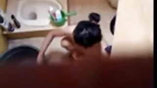 அழகான stepsister சவாரி Frisk lungo ஒரு தனியா பிறகு ஒரு நீண்ட சேவல்