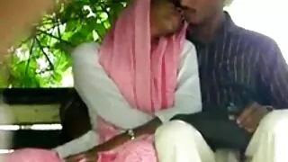 ஆக்ரோஷமாக ஃபக் செய்ய ஒரு மனிதனால் மயக்கப்பட்ட கொம்பு பொன்னிறம்