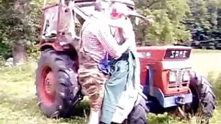 ஆசிய masseuse sucks மற்றும் fucks உயரமான வாடிக்கையாளர்
