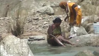 பகடி லத்தீன் மார்பகங்கள் மீது படகோட்டி ஷாட் முடிவடைகிறது