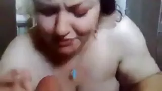 காலுறைகளில் முதிர்ந்த பொன்னிறம் சுரப்பிகள் வரை சேவலை விழுங்கி மார்பகங்களைக் காட்டுகிறது